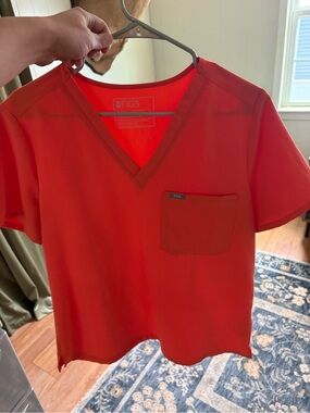 FIGS Top 
Orange
Great condition, no marks